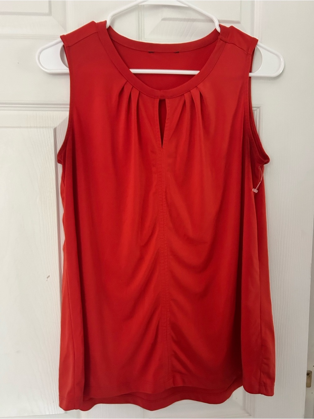 🔥$2 George Red Sleeveless Pleated Keyhole Camisole size Small